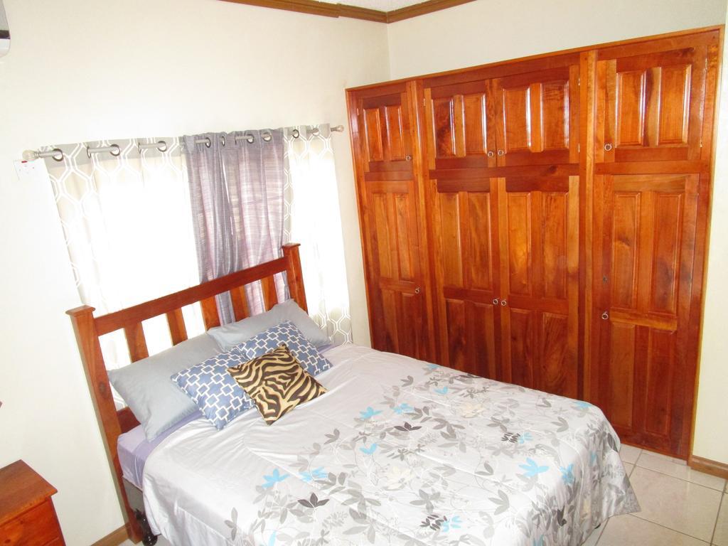 The Residence Portmore Apartments Екстериор снимка