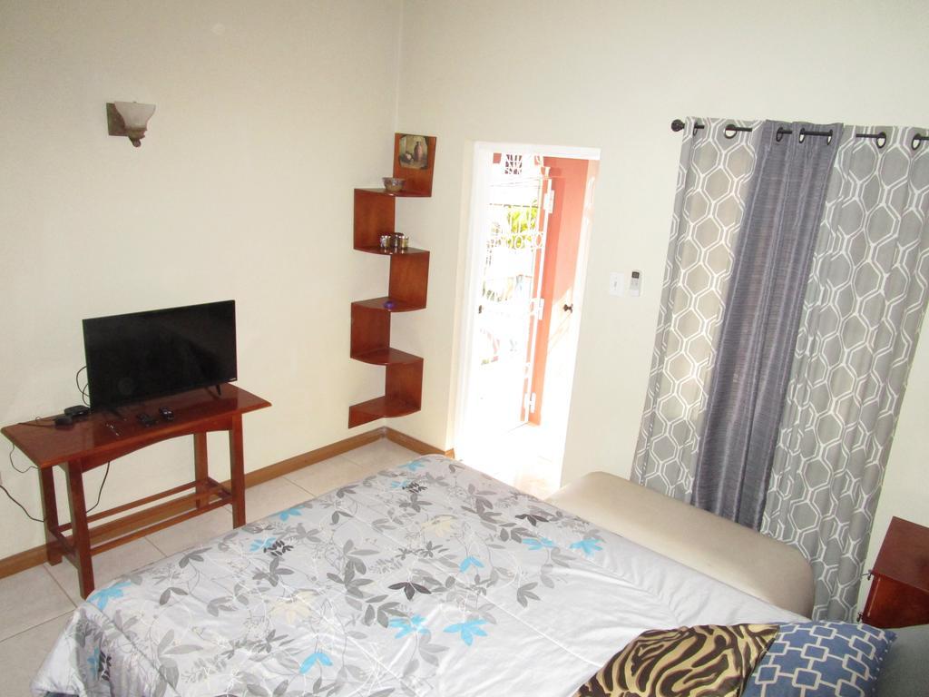 The Residence Portmore Apartments Екстериор снимка