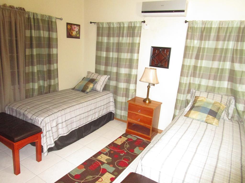 The Residence Portmore Apartments Екстериор снимка